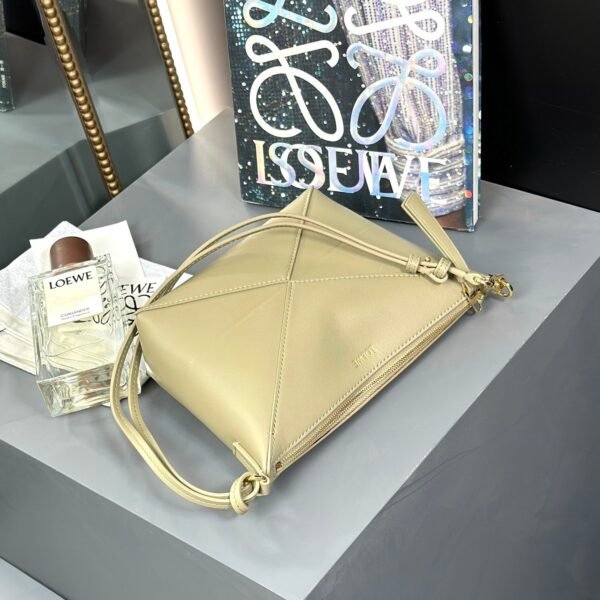 Size: 23×15.5×6.5cm