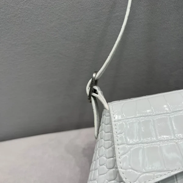 Underarm bag model: 92813 size: 27×25.5×4.8cm