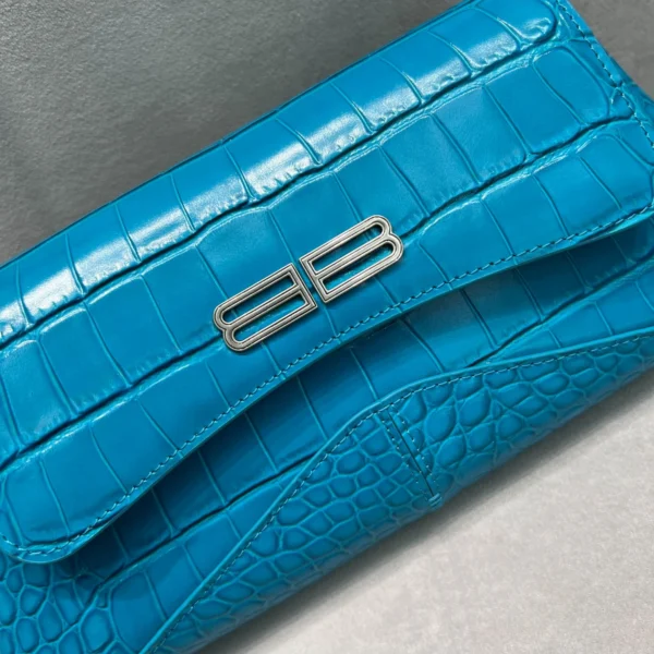 Underarm bag Size: 27×25.5×4.8cm Model: C16881080