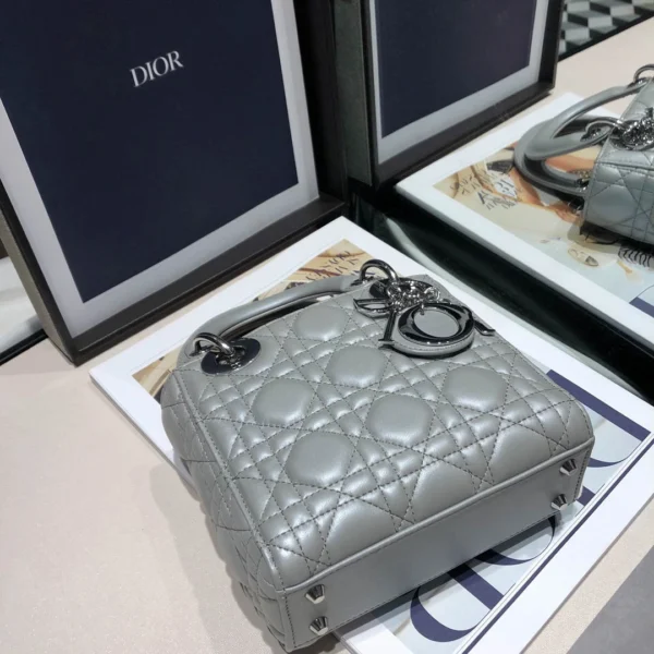 Classic size:17155cm in pearlescent grey