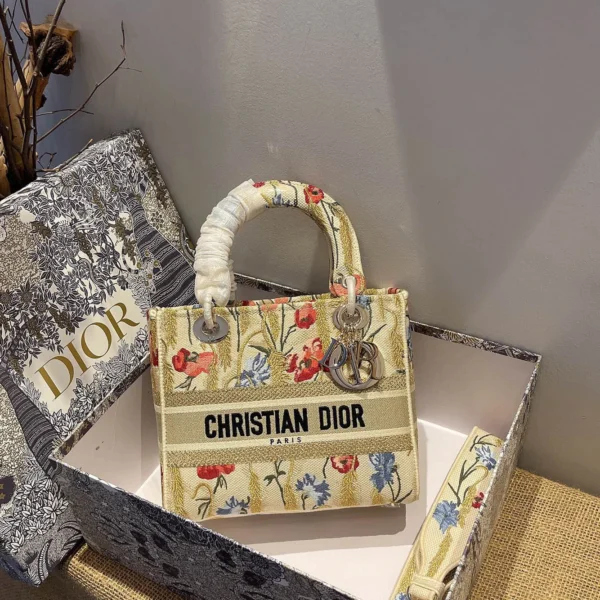 Lady D-Lite 5-panel embroidery Size: 24 x 20 x 11 cm