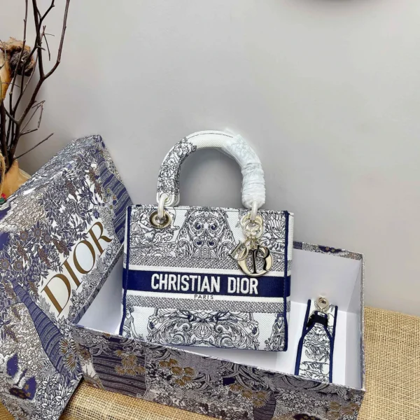 Lady D-Lite 5-panel embroidery Size: 24 x 20 x 11 cm