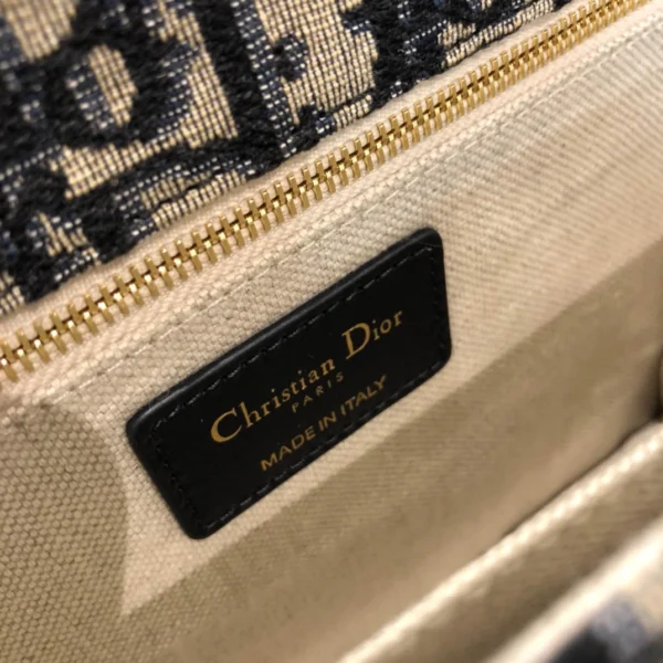 Classic Letter Chain Bag Size :24cm