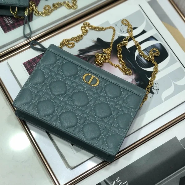 Caro Chain Clutch Size:19x14x3cm