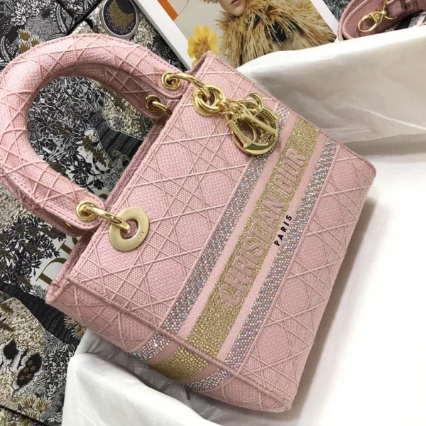 Lady Dior five-panel embroidery Size: 24 cm x 20 cm x 11 cm Model : M0565