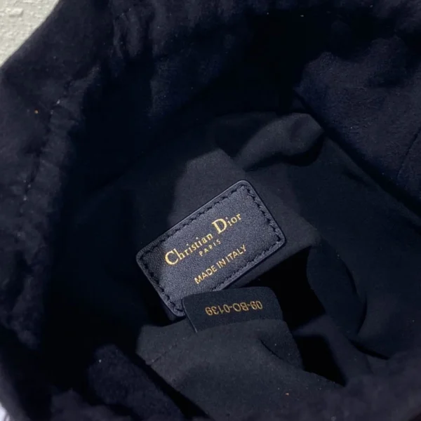 Black Cowhide Bucket Bag Size: 22cmx16cm.