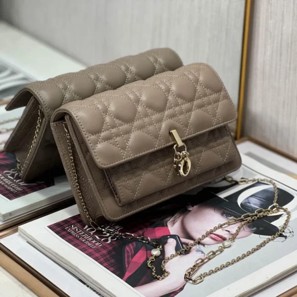 Lady Collection Chain Handbag Size: 19.5cm