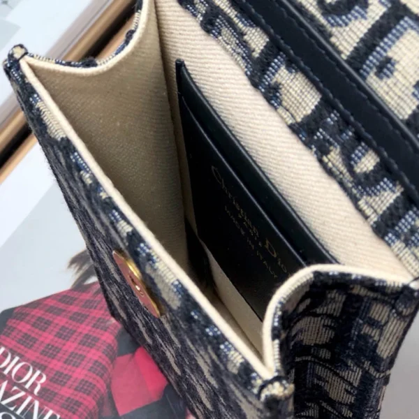 Chain Phone Bag size: 9.5x18x3.5cm