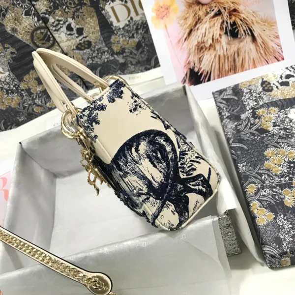 Lady Collection Size: 17x15x7cm Model: M0505