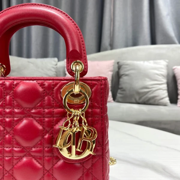 Cherry Red Sheepskin Size: 17cm Chain 120cm Model: C1004