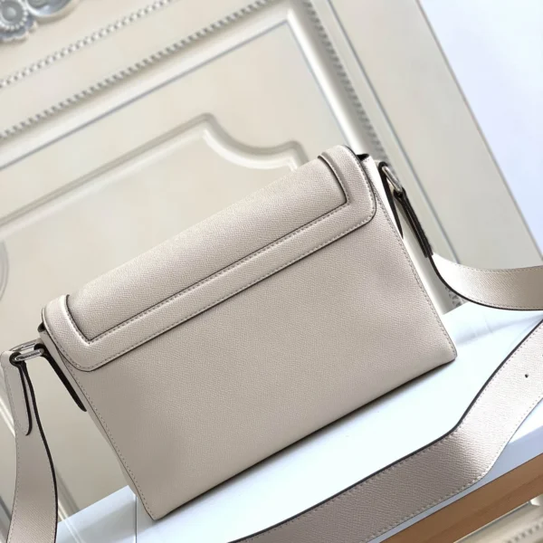 Louis Vuitton Size 28.3 x 18.3 x 4.3 cm