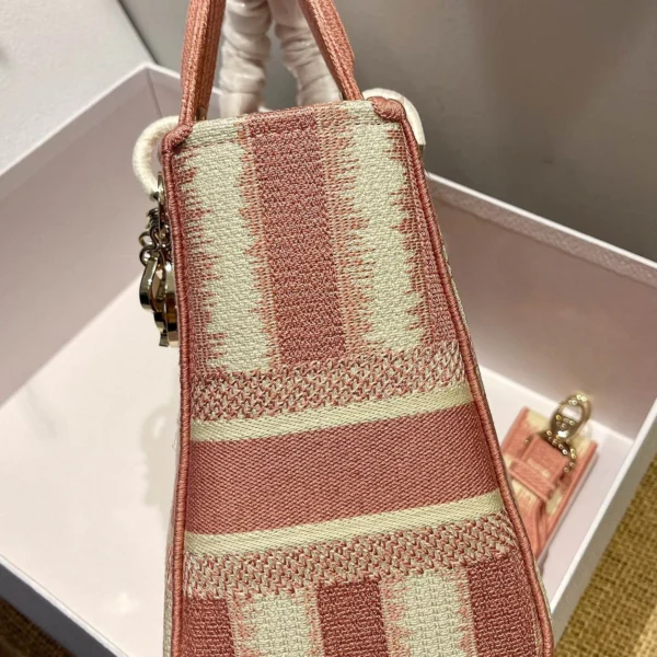 Lady D-Lite 5-panel embroidery Size: 24 x 20 x 11 cm