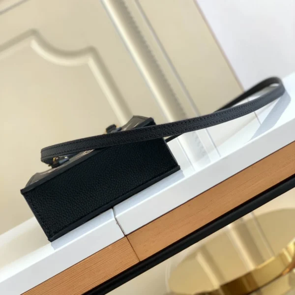 Louis Vuitton Size: 14.0 x 17.0 x 5.0 cm