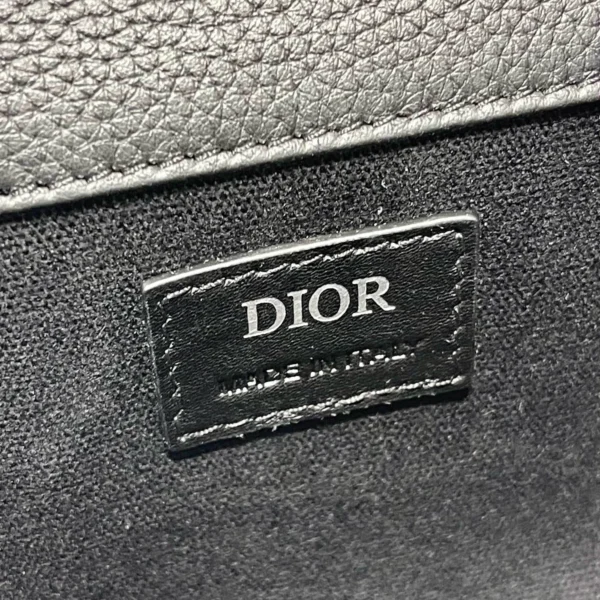 Gallop Messenger Bag Size: 20.5 x 16 x 5 cm Model: 033D