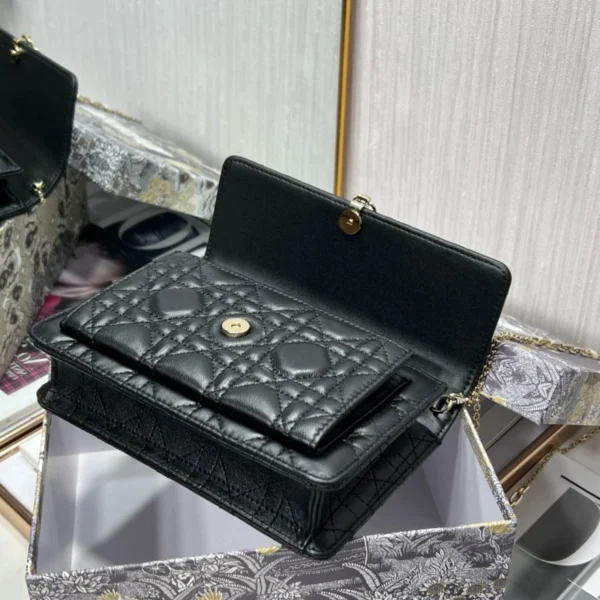 Lady Collection Chain Handbag Size: 19.5cm