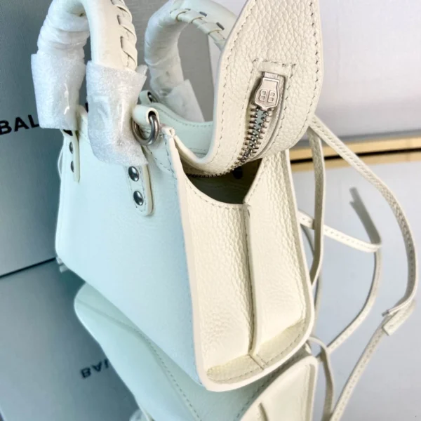 Motorcycle bag Size: 16.5*22*9*14.5cm