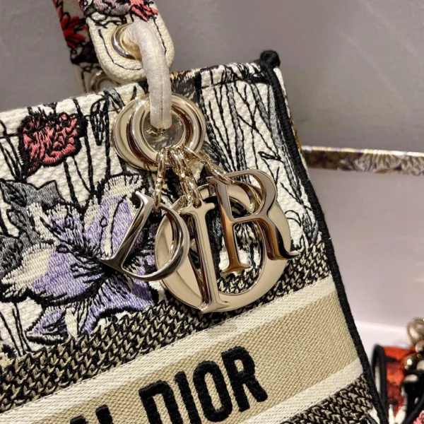 Lady D-Lite 5-panel embroidery Size: 24 x 20 x 11 cm