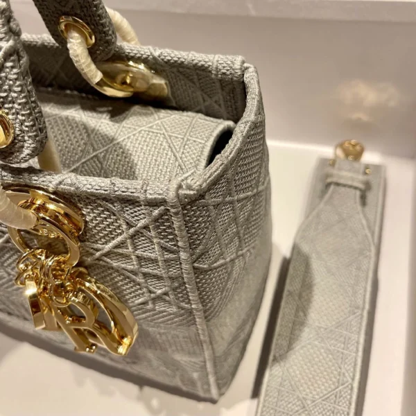 Lady D-Lite 5-panel embroidery Size: 24 x 20 x 11 cm