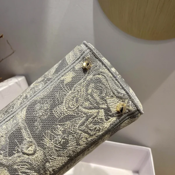 Lady D-Lite 5-panel embroidery Size: 24 x 20 x 11 cm