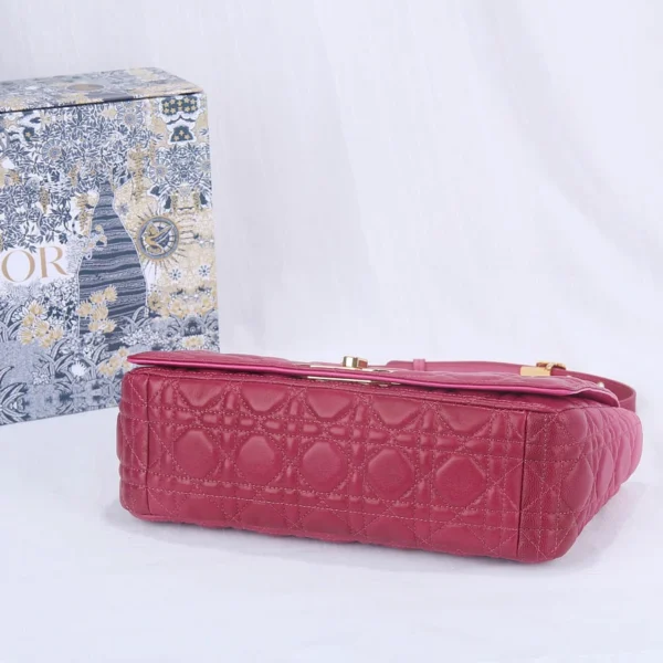 Caro Collection Handbag size: 28x17x9CM