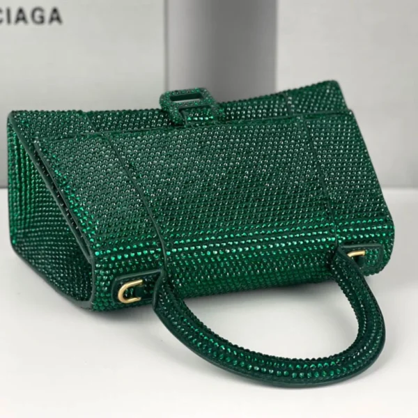 Parisian model: 23x10x24cm