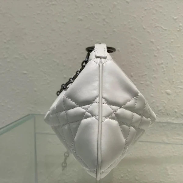 Caro Tulip Handbag Size: 25 x 16 x 2.5 cm