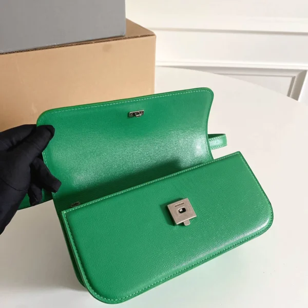 Crossbody Size: 23.5×12.4×10.4cm