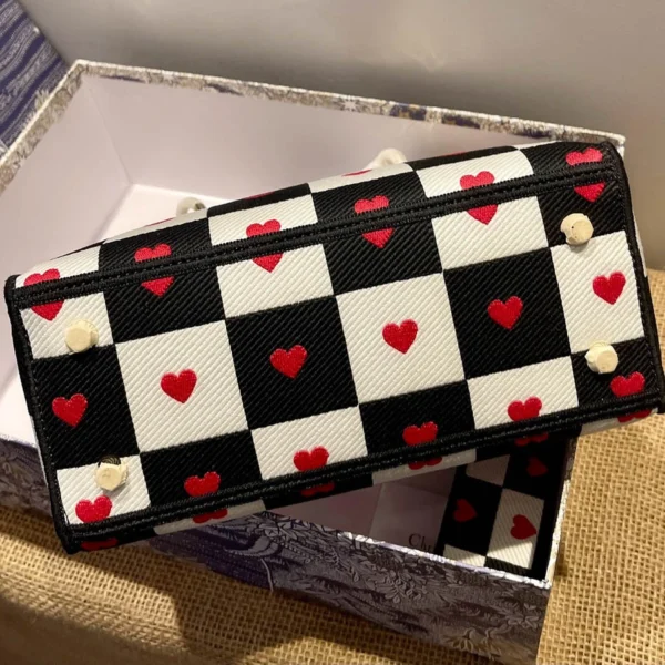 Lady D-Lite 5-panel embroidery Size: 24 x 20 x 11 cm