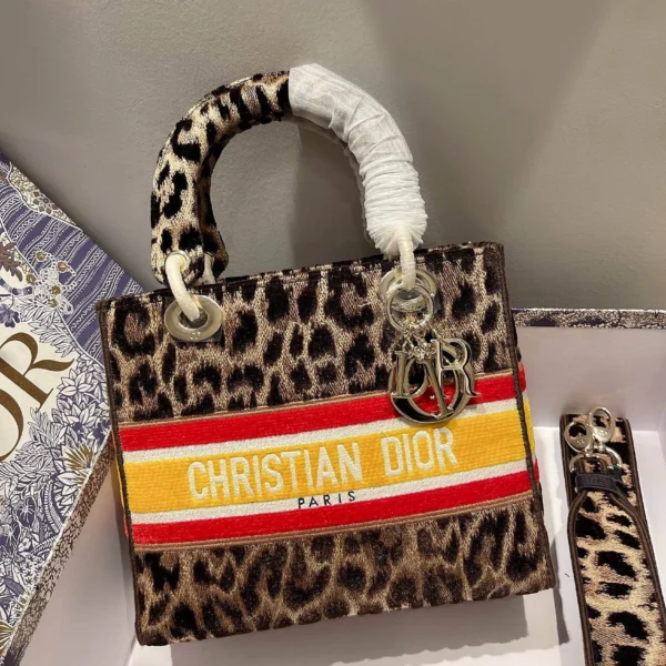 Lady 5-Panel Embroidery Size: 24 x 20 x 11 cm