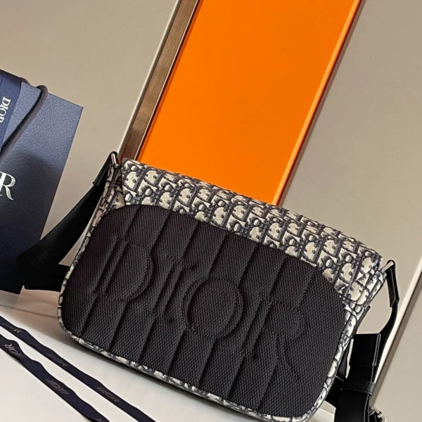 Explorer Handbag Size: 31 x 21 x 8 cm