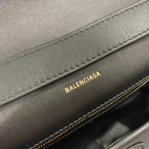 Hourglass bag Model: 671355 Size: 25.5x6x16cm