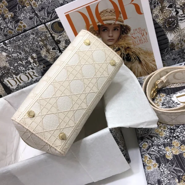 Lady Dior 5 compartments embroidery Size: 24 cm x 20 cm x 11 cm Model : M0565