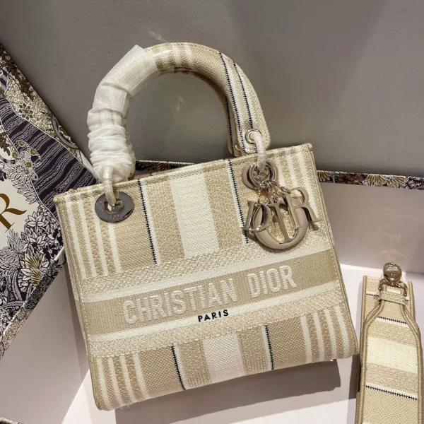 Lady D-Lite 5-panel embroidery Size: 24 x 20 x 11 cm