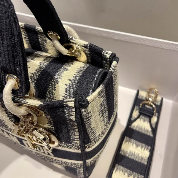 Lady D-Lite 5-panel embroidery Size: 24 x 20 x 11 cm