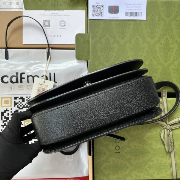 Shoulder bag Model: 680121 Size: 25*18*9