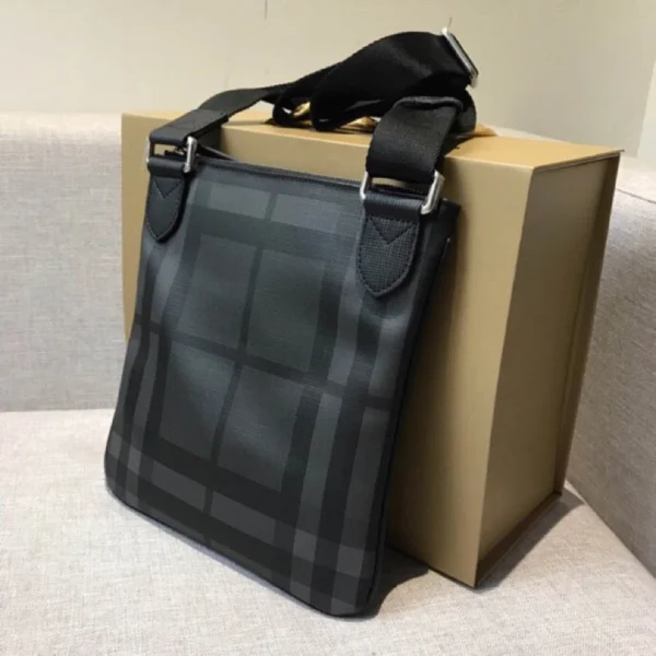 Single shoulder crossbody bag Size:27X28cm Code:400123