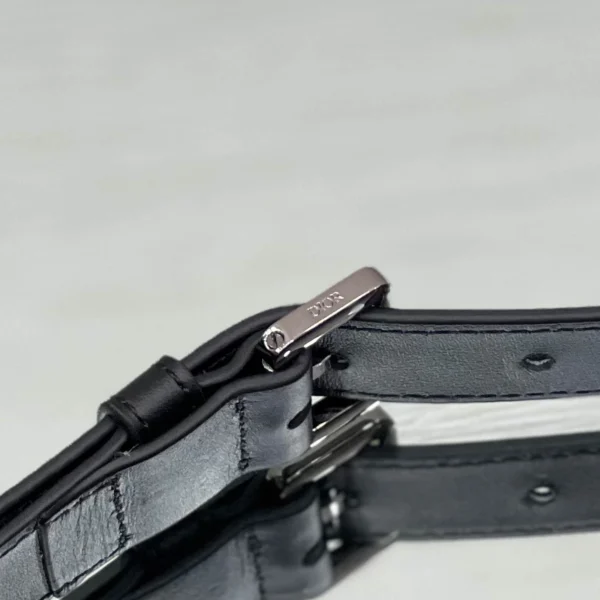 Gallop Messenger Bag Ref: 1ADPO033YKY Size: 20.5 x 16 x 5 cm