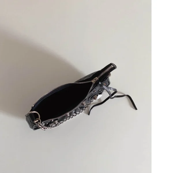 Crossbody bag Size: 20*11*4CM