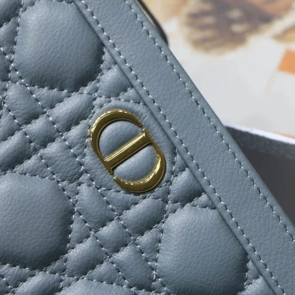 Caro Collection No. 3102 Haze Blue Size: 19 x 14 x 3 cm