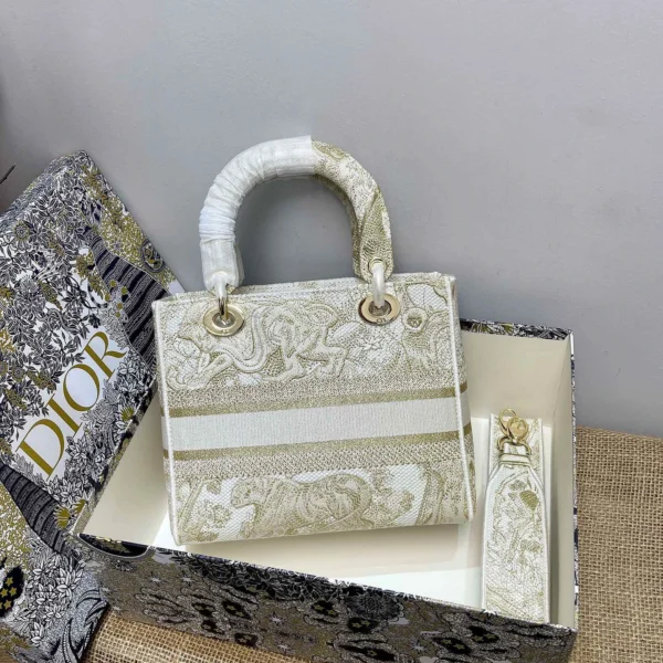 Lady D-Lite 5 compartment embroidery Size: 24 x 20 x 11cm