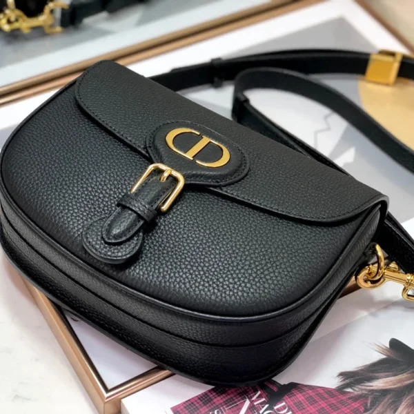 Lady Dior five-panel embroidery Size: 24 cm x 20 cm x 11 cm Model : M0565