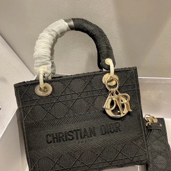 Lady D-Lite 5-panel embroidery Size: 24 x 20 x 11 cm