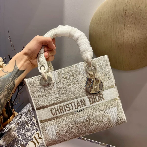 Lady D-Lite 5-panel embroidery Size: 24 x 20 x 11cm