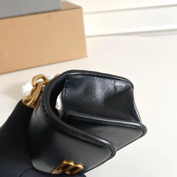 Crossbody Bag Size: 19*10*7cm