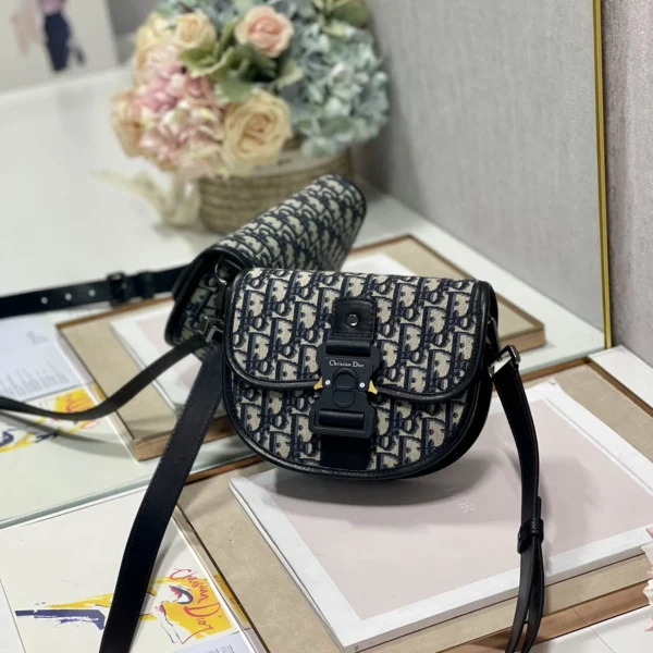 Gallop Messenger Bag Size: 20.5 x 16 x 5 cm Model: 033D