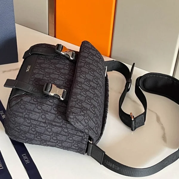 Explorer Handbag Size: 31 x 21 x 8 cm