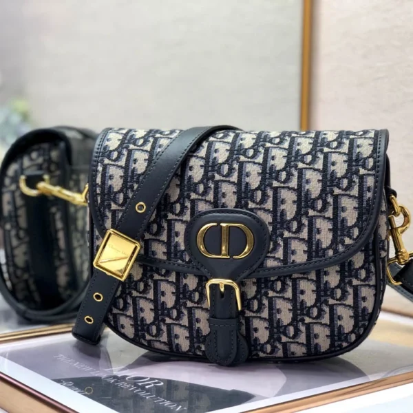 Lady Dior 5 compartments embroidery Size: 24 cm x 20 cm x 11 cm Model : M0565