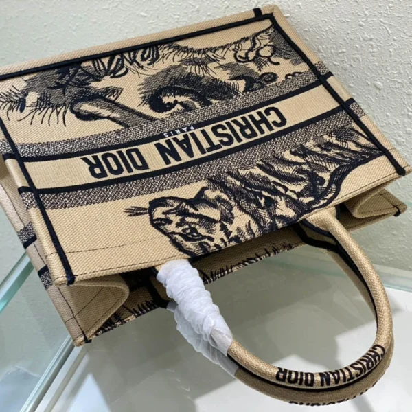 Book Tote Handbag Size: 36 x 27.5 x 16.5 cm