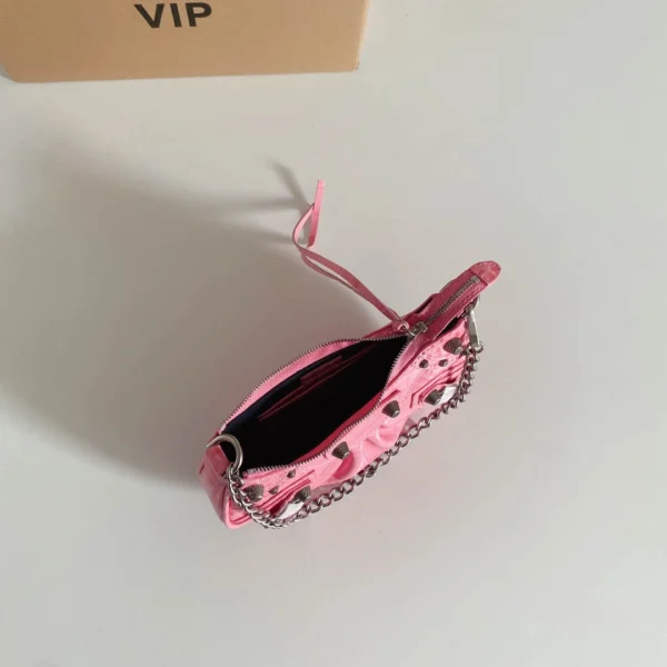 Crossbody bag Size: 20*11*4CM