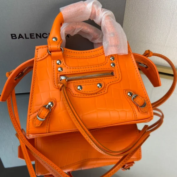 Balenciag Size: 18cm